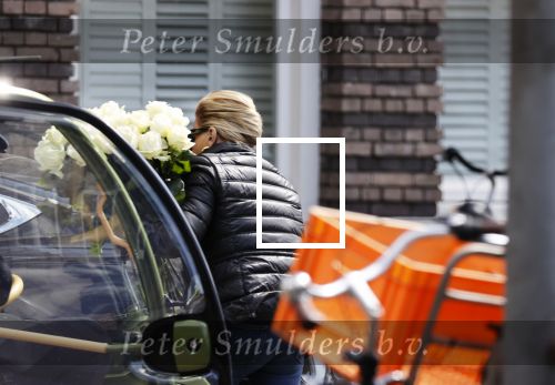 Amsterdam 17 april 2021 
Connie Witteman brengt een grote bos met witte rozen naar het huis van haar zoon Marvin . De Vriend van Marvin Breukhoven neemt ze in ontvangst