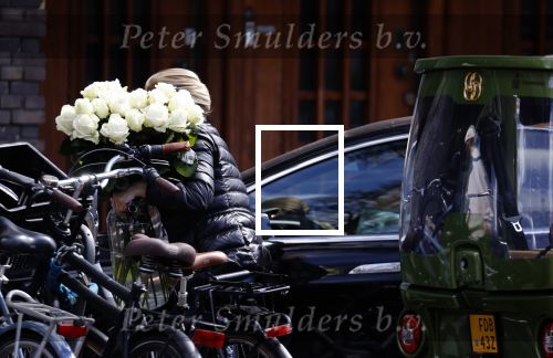 Amsterdam 17 april 2021 
Connie Witteman brengt een grote bos met witte rozen naar het huis van haar zoon Marvin . De Vriend van Marvin Breukhoven neemt ze in ontvangst