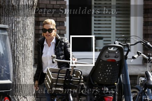 Amsterdam 17 april 2021 
Connie Witteman brengt een grote bos met witte rozen naar het huis van haar zoon Marvin . De Vriend van Marvin Breukhoven neemt ze in ontvangst
