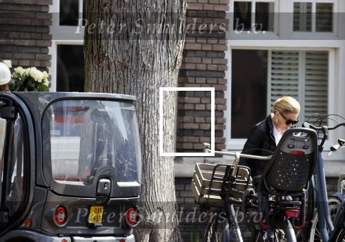 Amsterdam 17 april 2021 
Connie Witteman brengt een grote bos met witte rozen naar het huis van haar zoon Marvin . De Vriend van Marvin Breukhoven neemt ze in ontvangst