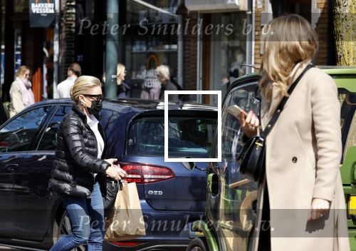 Amsterdam 17 april 2021 
Connie Witteman brengt een grote bos met witte rozen naar het huis van haar zoon Marvin . De Vriend van Marvin Breukhoven neemt ze in ontvangst