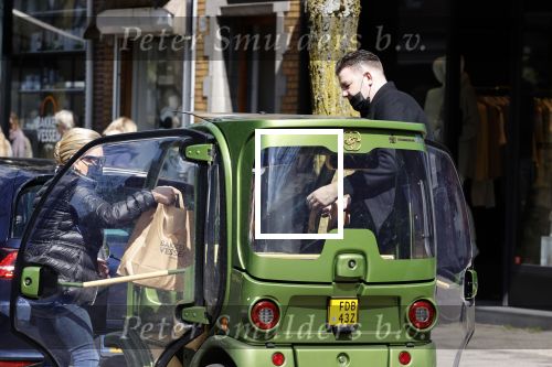 Amsterdam 17 april 2021 
Connie Witteman brengt een grote bos met witte rozen naar het huis van haar zoon Marvin . De Vriend van Marvin Breukhoven neemt ze in ontvangst
