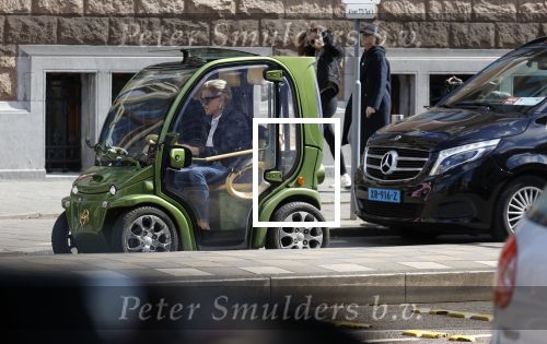 Amsterdam 17 april 2021 
Connie Witteman brengt een grote bos met witte rozen naar het huis van haar zoon Marvin . De Vriend van Marvin Breukhoven neemt ze in ontvangst