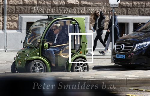 Amsterdam 17 april 2021 
Connie Witteman brengt een grote bos met witte rozen naar het huis van haar zoon Marvin . De Vriend van Marvin Breukhoven neemt ze in ontvangst