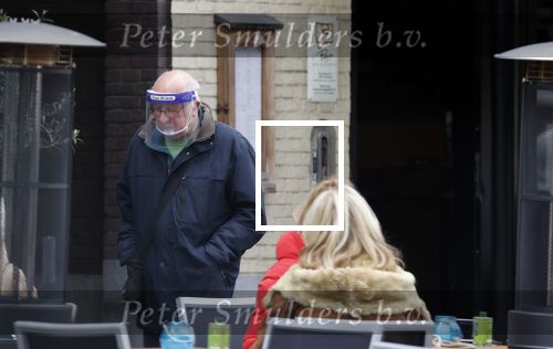 Amsterdam 6 mei 2021
Mensen winkelen tijdens covid met maskers op .