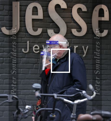 Amsterdam 6 mei 2021
Mensen winkelen tijdens covid met maskers op .