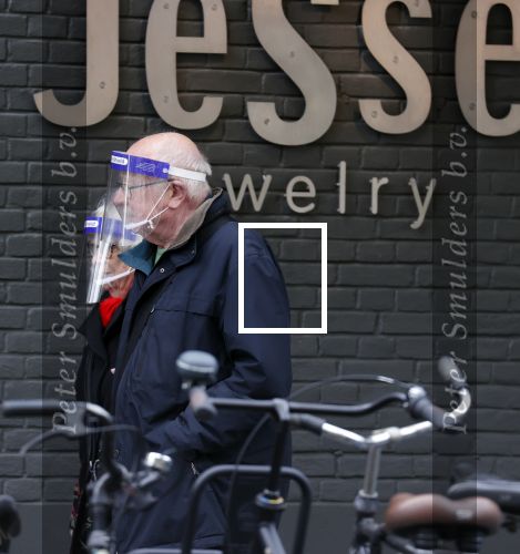 Amsterdam 6 mei 2021
Mensen winkelen tijdens covid met maskers op .