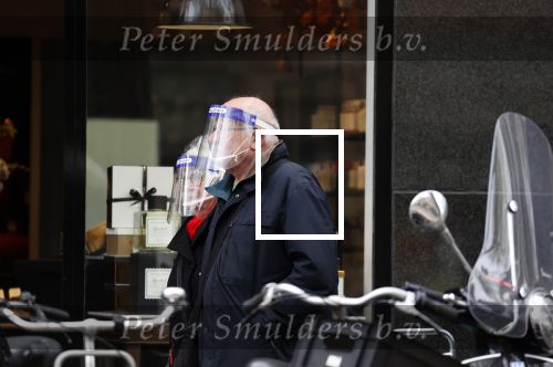 Amsterdam 6 mei 2021
Mensen winkelen tijdens covid met maskers op .