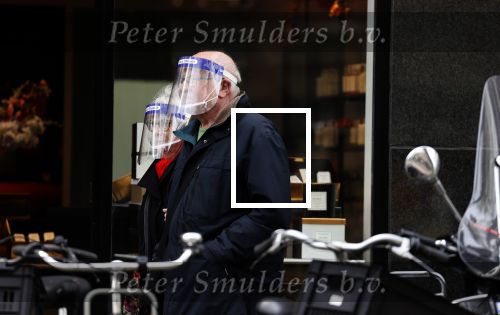 Amsterdam 6 mei 2021
Mensen winkelen tijdens covid met maskers op .