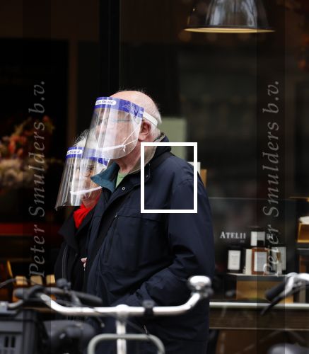Amsterdam 6 mei 2021
Mensen winkelen tijdens covid met maskers op .