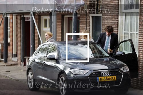 Weesp 12 mei 2021
Dominic Seldes kust zijn vrouw gedag