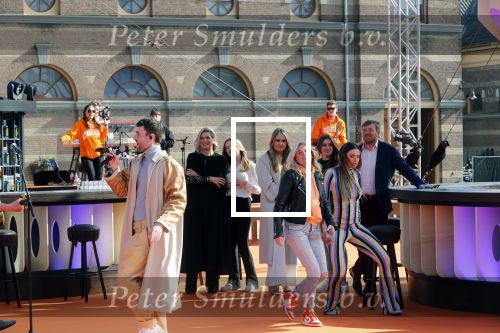 Den Haag 28 april 2021
Concert the streamers bij paleis Noordeinde. Koning Willem Alexander Koningin Maxima prinses Amalia Alexia Ariane zijn aanwezig . The streamers bestaan oa uit Guus Meeuwis Thomas Acda Paul deMunnik Roel v Velzen Raycoon Nick Schilder Simon Keizer Paul de Leeuw Davina Michelle Rolf Sanchez Maan Suzanne en Freek Armin v Buuren Danny Vera Sanne Hans (Miss Montreal) Duncan Laurence Frank Lammers Diggy Dex Kraantje Pappie