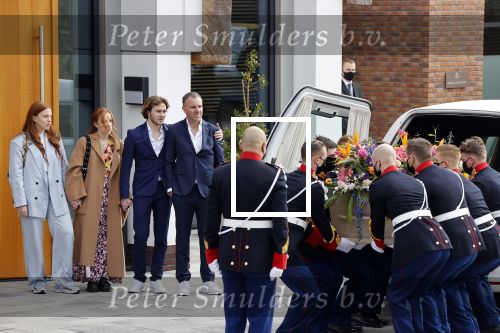 Laren 3 april 2021
Crematie van Bibian Mentel in crmatorium in Laren.
Haar man Edwin Spee en kinderen zijn aanwezig.