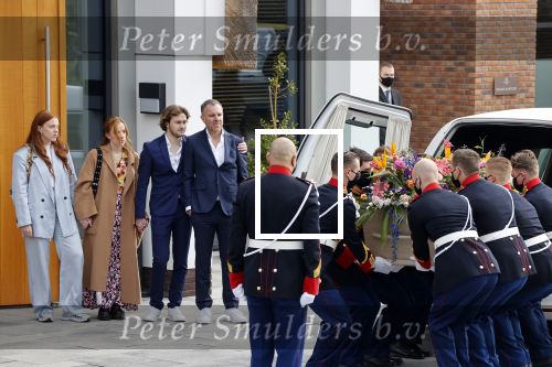 Laren 3 april 2021
Crematie van Bibian Mentel in crmatorium in Laren.
Haar man Edwin Spee en kinderen zijn aanwezig.