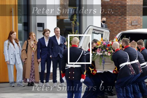 Laren 3 april 2021
Crematie van Bibian Mentel in crmatorium in Laren.
Haar man Edwin Spee en kinderen zijn aanwezig.