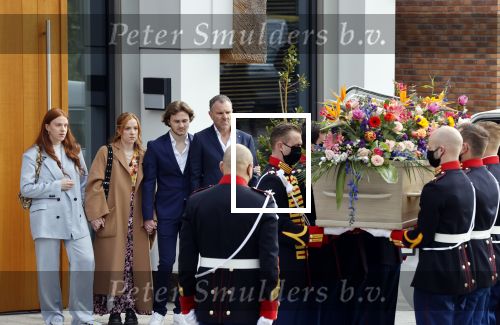 Laren 3 april 2021
Crematie van Bibian Mentel in crmatorium in Laren.
Haar man Edwin Spee en kinderen zijn aanwezig.