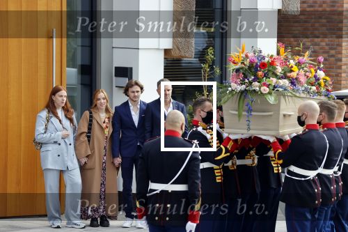 Laren 3 april 2021
Crematie van Bibian Mentel in crmatorium in Laren.
Haar man Edwin Spee en kinderen zijn aanwezig.