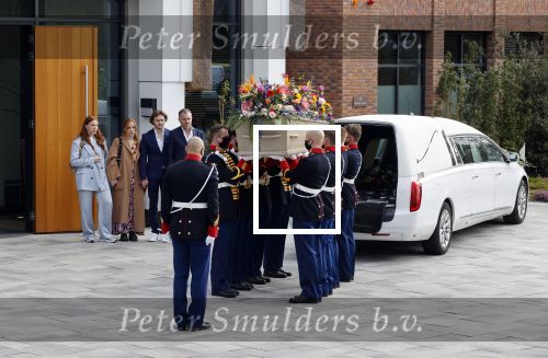 Laren 3 april 2021
Crematie van Bibian Mentel in crmatorium in Laren.
Haar man Edwin Spee en kinderen zijn aanwezig.