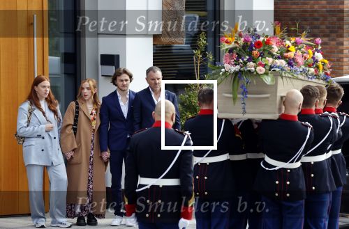 Laren 3 april 2021
Crematie van Bibian Mentel in crmatorium in Laren.
Haar man Edwin Spee en kinderen zijn aanwezig.