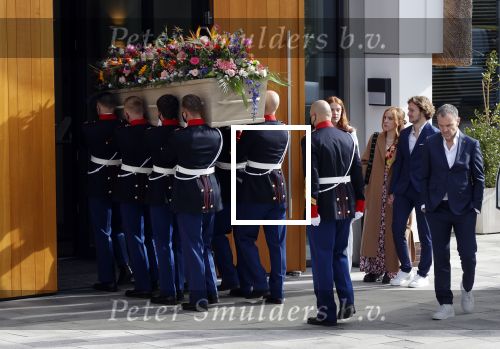 Laren 3 april 2021
Crematie van Bibian Mentel in crmatorium in Laren.
Haar man Edwin Spee en kinderen zijn aanwezig.