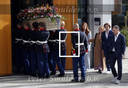 Laren 3 april 2021
Crematie van Bibian Mentel in crmatorium in Laren.
Haar man Edwin Spee en kinderen zijn aanwezig.
