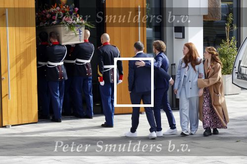 Laren 3 april 2021
Crematie van Bibian Mentel in crmatorium in Laren.
Haar man Edwin Spee en kinderen zijn aanwezig.