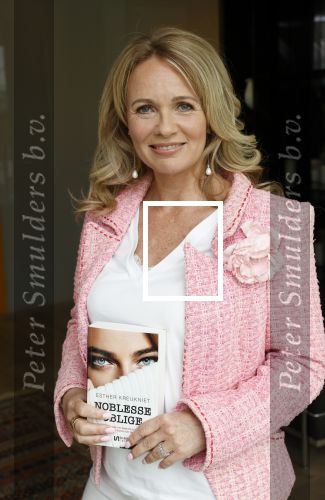 Amsterdam 14 mei 2021
Quinty Trustfull krijgt uit handen van Esther Kreukniet heet eerste boek . Vindt plaats in het consorvatorium hotel.