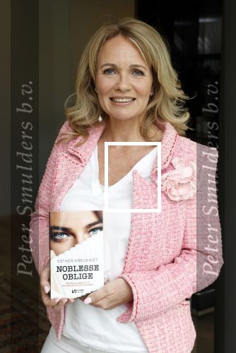 Amsterdam 14 mei 2021
Quinty Trustfull krijgt uit handen van Esther Kreukniet heet eerste boek . Vindt plaats in het consorvatorium hotel.