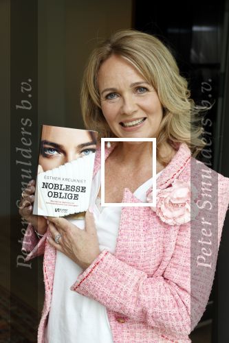 Amsterdam 14 mei 2021
Quinty Trustfull krijgt uit handen van Esther Kreukniet heet eerste boek . Vindt plaats in het consorvatorium hotel.