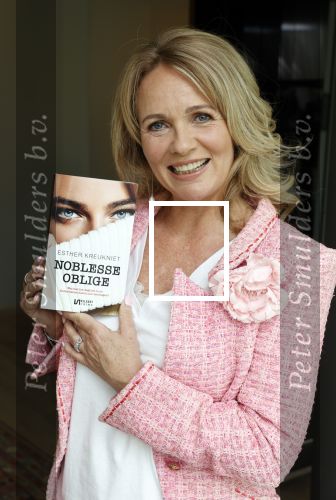 Amsterdam 14 mei 2021
Quinty Trustfull krijgt uit handen van Esther Kreukniet heet eerste boek . Vindt plaats in het consorvatorium hotel.