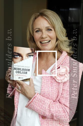 Amsterdam 14 mei 2021
Quinty Trustfull krijgt uit handen van Esther Kreukniet heet eerste boek . Vindt plaats in het consorvatorium hotel.