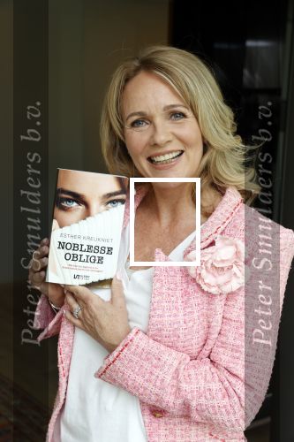 Amsterdam 14 mei 2021
Quinty Trustfull krijgt uit handen van Esther Kreukniet heet eerste boek . Vindt plaats in het consorvatorium hotel.