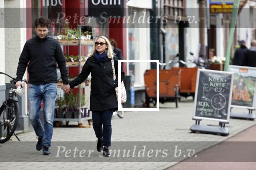 Amsterdam 8 april 2021
Eva Jinek met haar partner Dexter wandelend in Amsterdam zuid