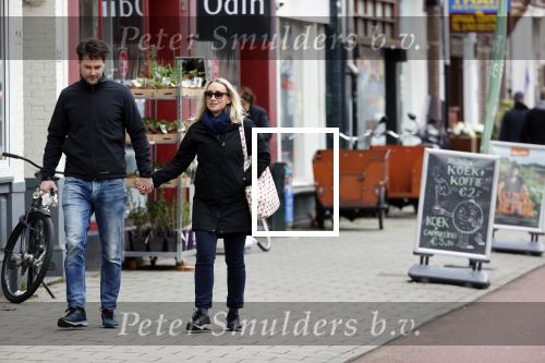 Amsterdam 8 april 2021
Eva Jinek met haar partner Dexter wandelend in Amsterdam zuid