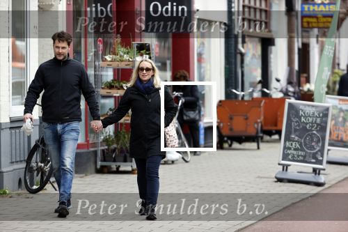 Amsterdam 8 april 2021
Eva Jinek met haar partner Dexter wandelend in Amsterdam zuid