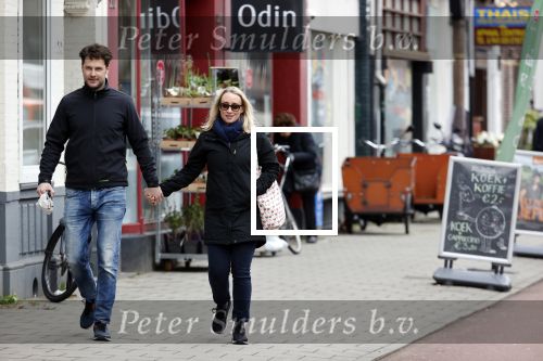 Amsterdam 8 april 2021
Eva Jinek met haar partner Dexter wandelend in Amsterdam zuid