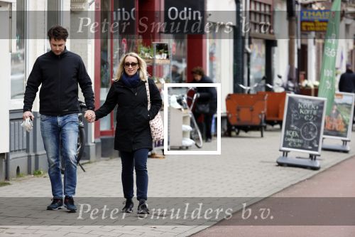 Amsterdam 8 april 2021
Eva Jinek met haar partner Dexter wandelend in Amsterdam zuid