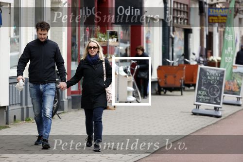 Amsterdam 8 april 2021
Eva Jinek met haar partner Dexter wandelend in Amsterdam zuid
