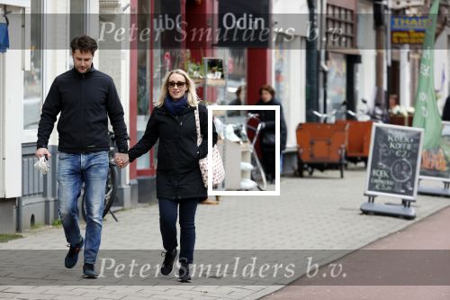 Amsterdam 8 april 2021
Eva Jinek met haar partner Dexter wandelend in Amsterdam zuid