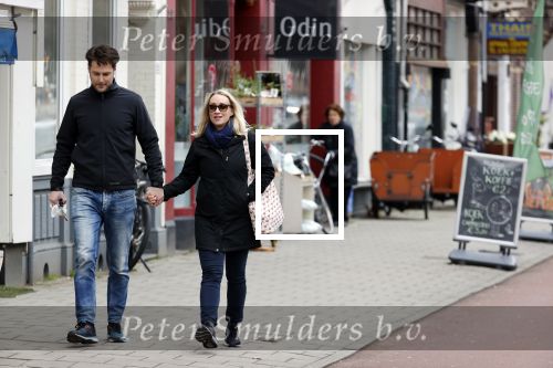 Amsterdam 8 april 2021
Eva Jinek met haar partner Dexter wandelend in Amsterdam zuid