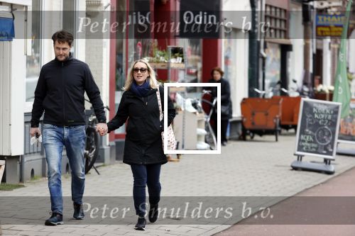 Amsterdam 8 april 2021
Eva Jinek met haar partner Dexter wandelend in Amsterdam zuid