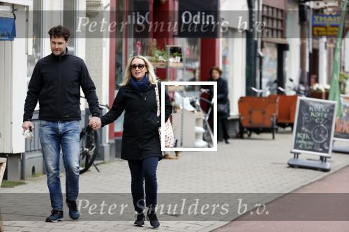 Amsterdam 8 april 2021
Eva Jinek met haar partner Dexter wandelend in Amsterdam zuid