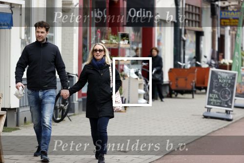 Amsterdam 8 april 2021
Eva Jinek met haar partner Dexter wandelend in Amsterdam zuid