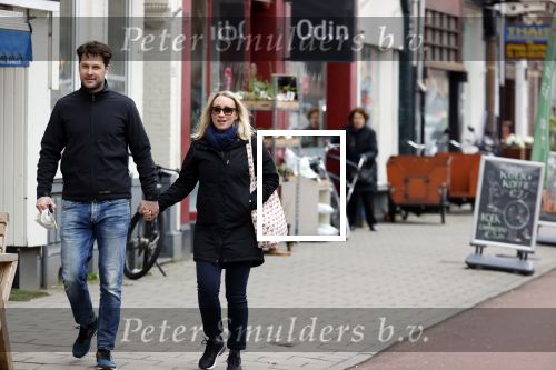 Amsterdam 8 april 2021
Eva Jinek met haar partner Dexter wandelend in Amsterdam zuid