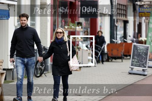 Amsterdam 8 april 2021
Eva Jinek met haar partner Dexter wandelend in Amsterdam zuid
