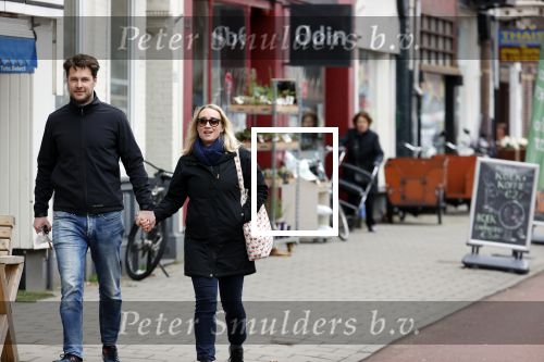 Amsterdam 8 april 2021
Eva Jinek met haar partner Dexter wandelend in Amsterdam zuid
