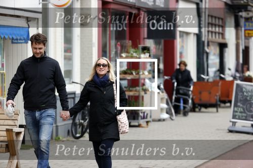 Amsterdam 8 april 2021
Eva Jinek met haar partner Dexter wandelend in Amsterdam zuid