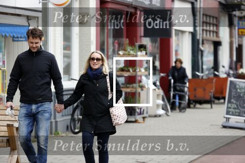 Amsterdam 8 april 2021
Eva Jinek met haar partner Dexter wandelend in Amsterdam zuid