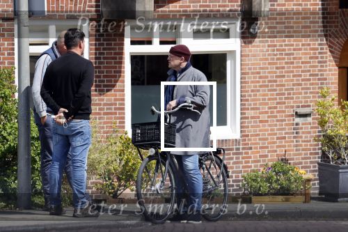 Amsterdam 1 mei 2021
Ferdinand Grapperhaus op zijn fiets in Amsterdam zuid. Hij helpt ook nog mensen waarvan het hondje overreden is door een fietser.