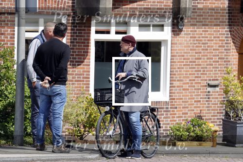 Amsterdam 1 mei 2021
Ferdinand Grapperhaus op zijn fiets in Amsterdam zuid. Hij helpt ook nog mensen waarvan het hondje overreden is door een fietser.